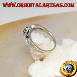 Bague en argent avec émeraude ronde naturelle sertie d'une bande de zircons