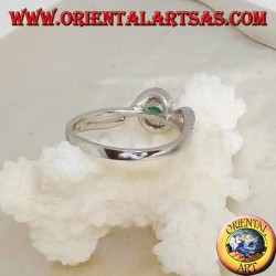 Bague en argent avec émeraude ronde naturelle sertie d'une bande de zircons