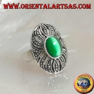 Anello in argento con occhio di gatto verde ovale su montatura a decorazione traforata tempestata di marcassite