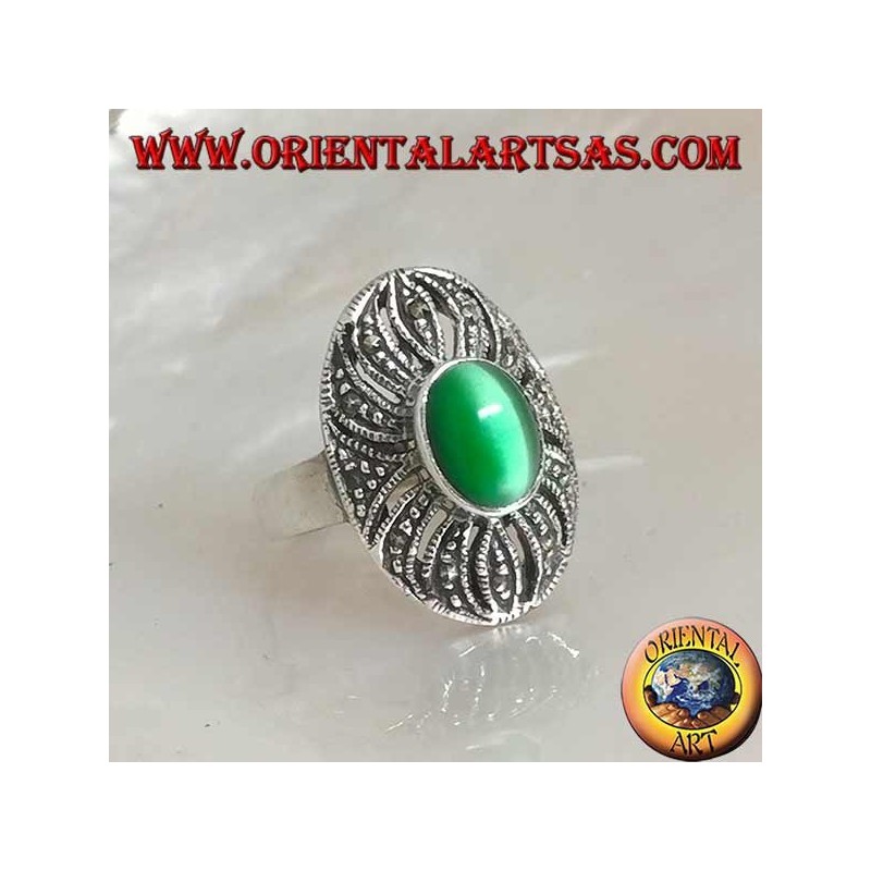 Bague en argent avec oeil de chat vert ovale sur un décor ajouré parsemé de marcassite