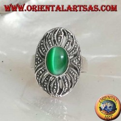 Bague en argent avec oeil de chat vert ovale sur un décor ajouré parsemé de marcassite