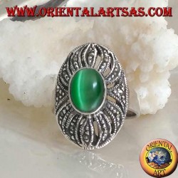 Bague en argent avec oeil de chat vert ovale sur un décor ajouré parsemé de marcassite