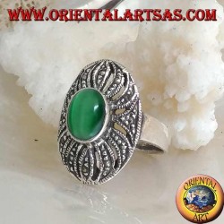Anillo de plata con ojo de gato verde ovalado en una decoración calada tachonada con marcasita