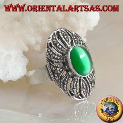 Anillo de plata con ojo de gato verde ovalado en una decoración calada tachonada con marcasita