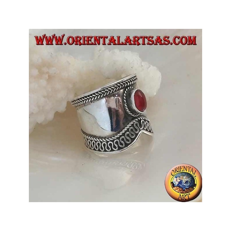 Anello in argento a fascia larga con corniola ovale e contorno a serpentina a V , Bali