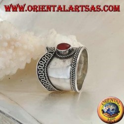 Breitband-Silberring mit ovalem Karneol und V-förmiger Serpentinenkontur, Bali