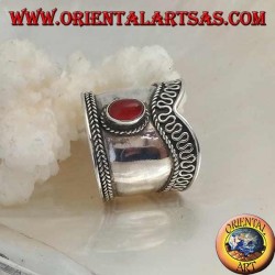 Anillo de plata de banda ancha con cornalina ovalada y contorno serpentino en forma de V, Bali