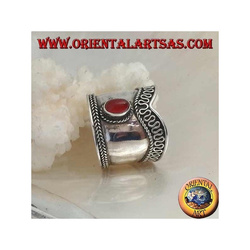 Anillo de plata de banda ancha con cornalina ovalada y contorno serpentino en forma de V, Bali