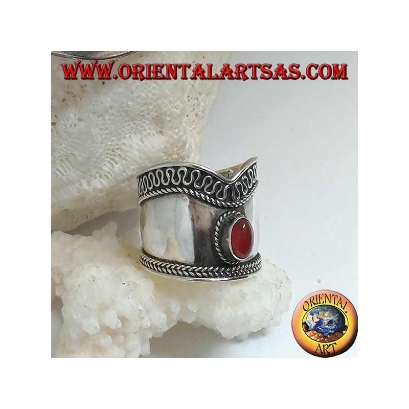 Bague en argent à large bande avec cornaline ovale et contour serpentin en forme de V, Bali