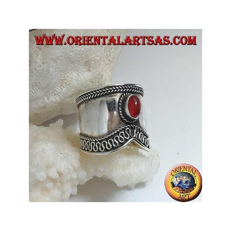 Anillo de plata de banda ancha con cornalina ovalada y contorno serpentino en forma de V, Bali