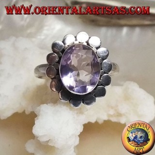 Anello in argento con ametista naturale ovale sfaccettata contornata da dischetti