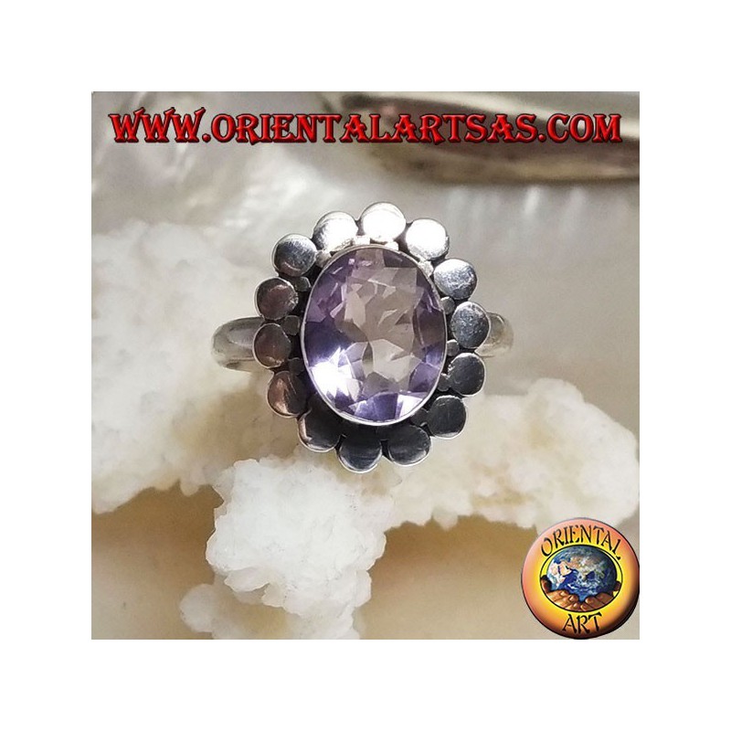 Anello in argento con ametista naturale ovale sfaccettata contornata da dischetti