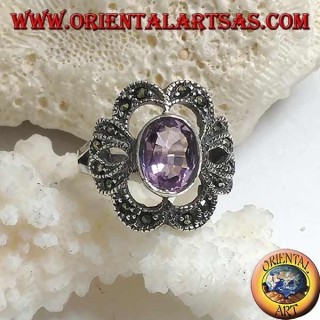 Anello in argento con ametista naturale ovale su montatura a fiocco traforato tempestato di marcassite