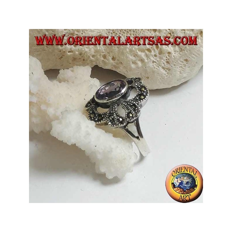 Anillo de plata con amatista natural ovalada en un arco perforado con tachuelas de marcasita