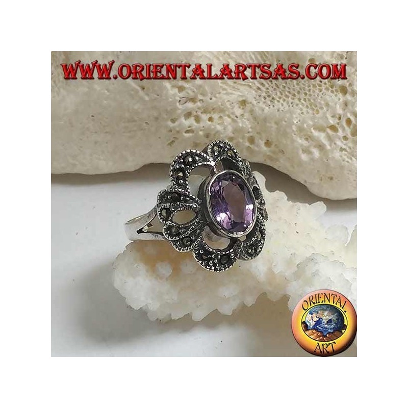 Anillo de plata con amatista natural ovalada en un arco perforado con tachuelas de marcasita
