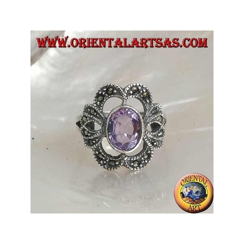 Anillo de plata con amatista natural ovalada en un arco perforado con tachuelas de marcasita