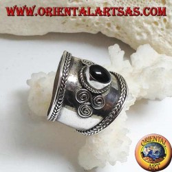 Breitband Silberring mit ovalem Onyx und spiralförmigem Triskéll an den Seiten, Bali