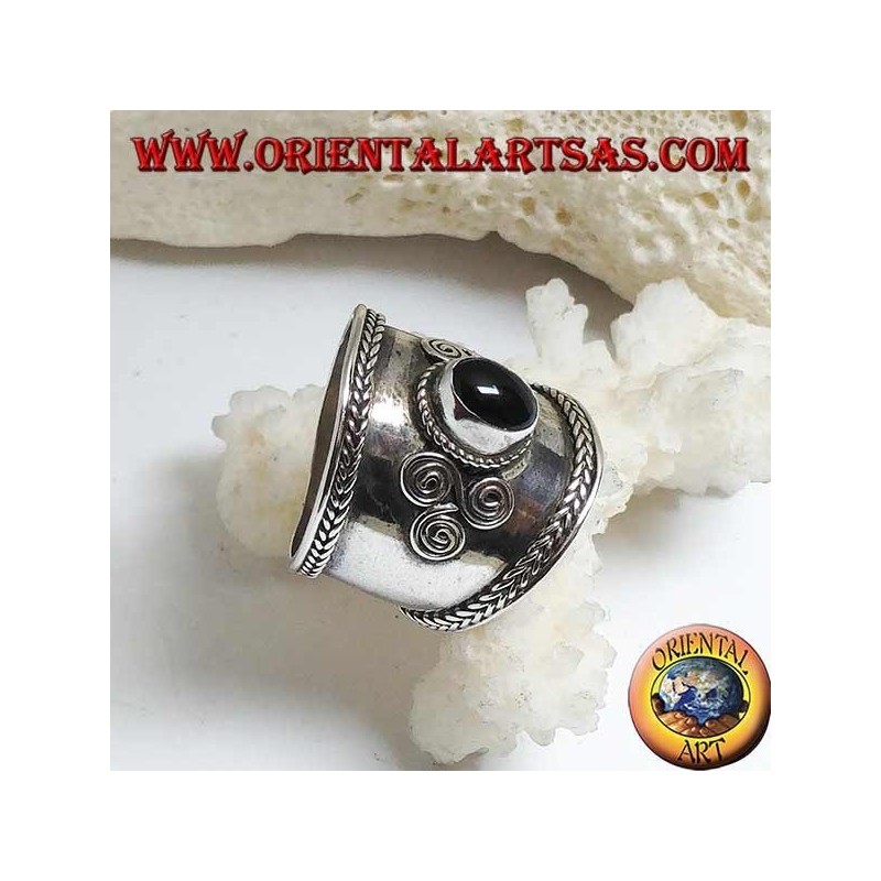 Anillo de plata de banda ancha con ónice ovalado y triskéll espiral en los lados, Bali