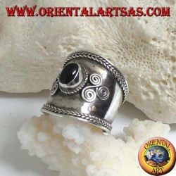 Anillo de plata de banda ancha con ónice ovalado y triskéll espiral en los lados, Bali