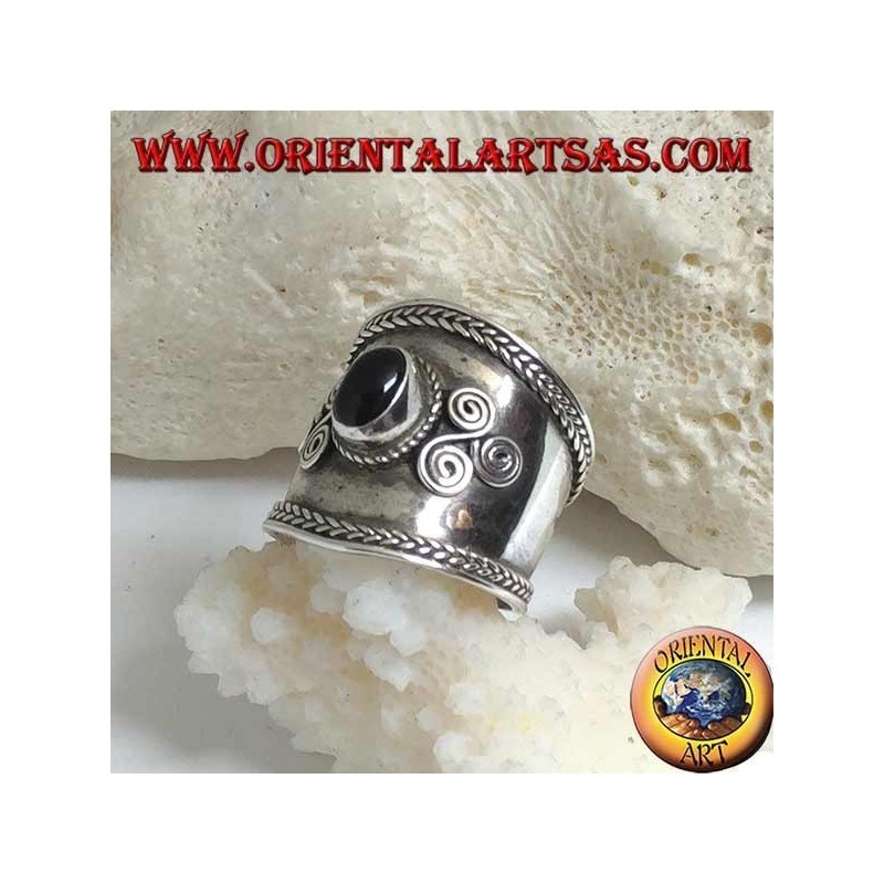 Breitband Silberring mit ovalem Onyx und spiralförmigem Triskéll an den Seiten, Bali