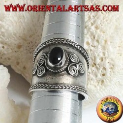 Anillo de plata de banda ancha con ónice ovalado y triskéll espiral en los lados, Bali