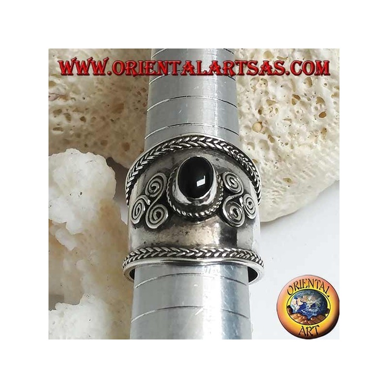 Anillo de plata de banda ancha con ónice ovalado y triskéll espiral en los lados, Bali
