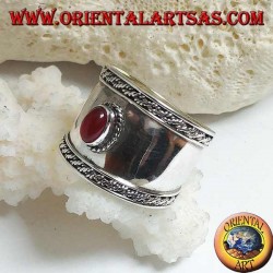 Breitband-Silberring mit ovalem Karneol und Konturgewebe, Bali
