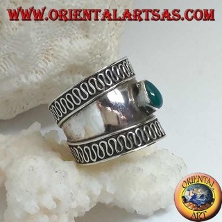 Anello in argento a fascia larga con agata verde ovale e serpentina a contorno , Bali