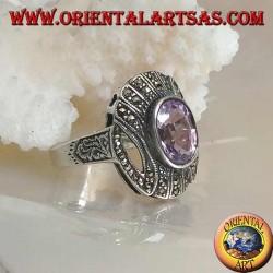 Anillo de plata con amatista natural ovalada en un marco rayado con marcasita
