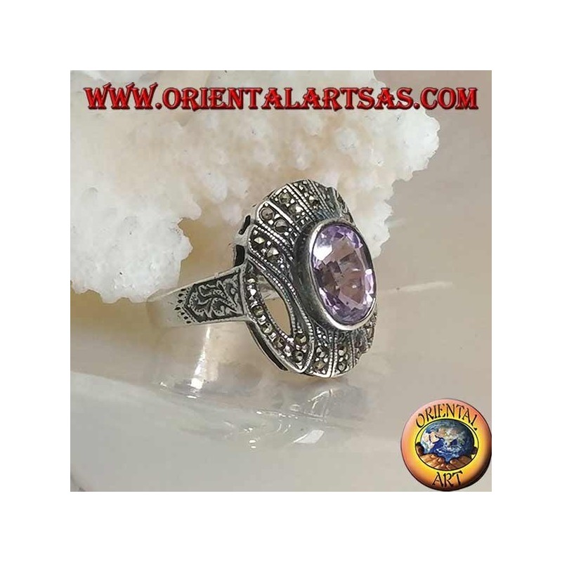 Bague en argent avec améthyste naturelle ovale sur monture rayée parsemée de marcassite