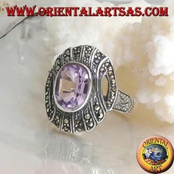 Bague en argent avec améthyste naturelle ovale sur monture rayée parsemée de marcassite