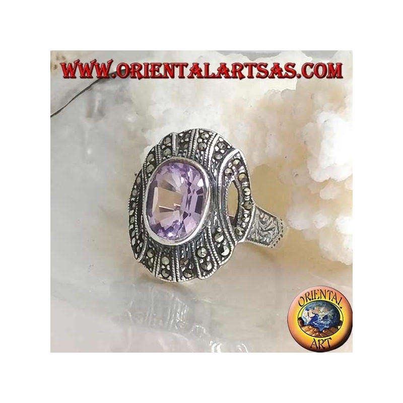 Bague en argent avec améthyste naturelle ovale sur monture rayée parsemée de marcassite