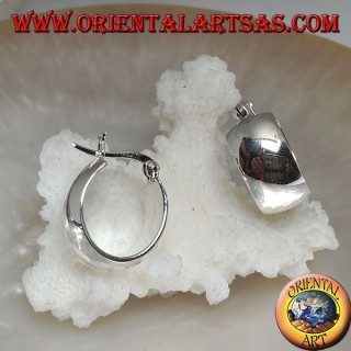 Orecchino in argento a cerchio semplice bombato ovale e chiusura a leva da 18 x 16 x 8 mm