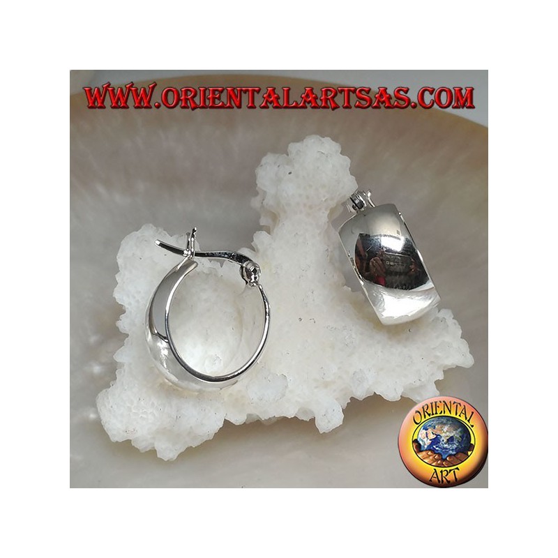 Orecchino in argento a cerchio semplice bombato ovale e chiusura a leva da 18 x 16 x 8 mm