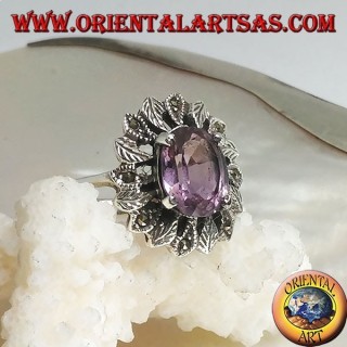 Silberring mit ovalem natürlichem Amethyst, umgeben von Silber- und Markasitblättern