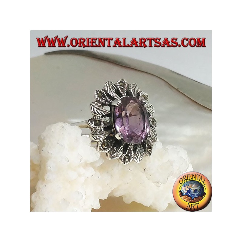 Anillo de plata con un conjunto ovalado de amatista natural rodeado de hojas de plata y marcasita.