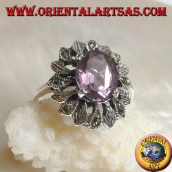 Anillo de plata con un conjunto ovalado de amatista natural rodeado de hojas de plata y marcasita.
