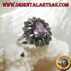 Anillo de plata con un conjunto ovalado de amatista natural rodeado de hojas de plata y marcasita.