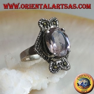 Anillo de plata con amatista natural ovalada en una montura con marcasita de arco romboidal vertical