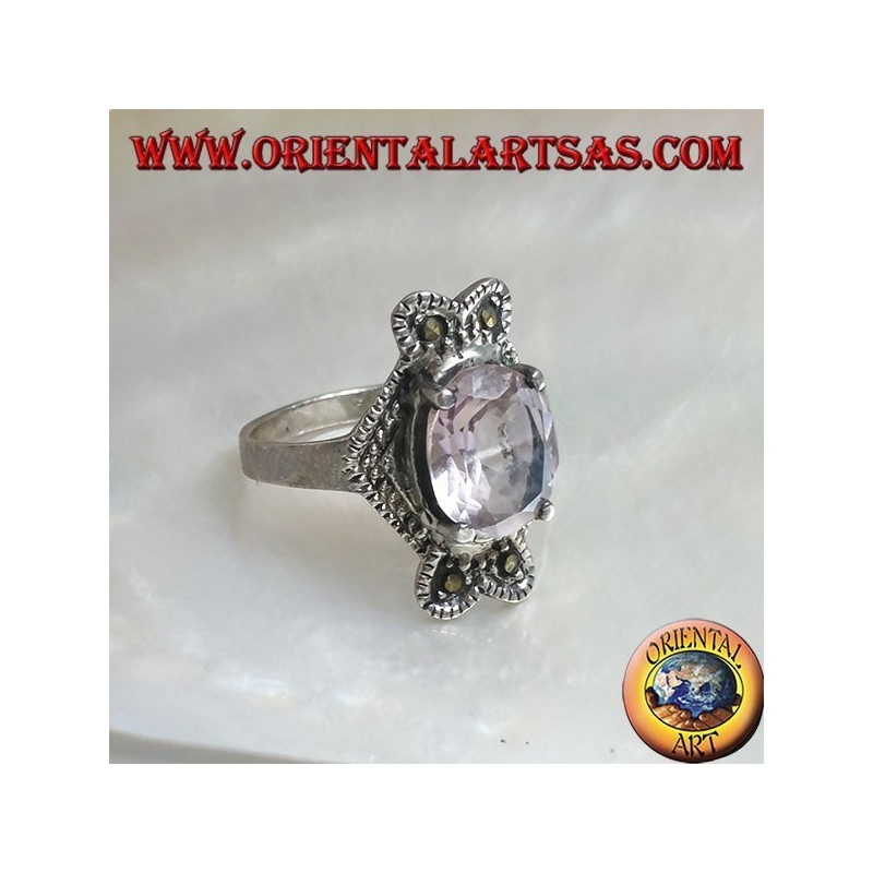 Anillo de plata con amatista natural ovalada en una montura con marcasita de arco romboidal vertical