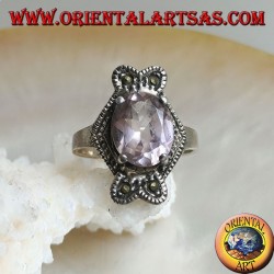 Bague en argent avec améthyste naturelle ovale sur monture avec arc rhomboïde vertical marcassite