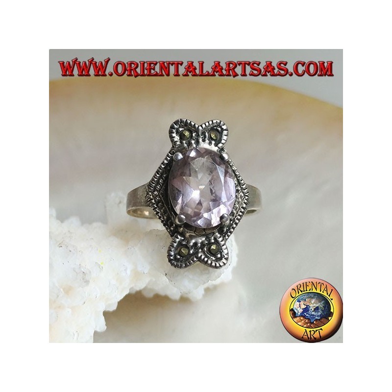 Anillo de plata con amatista natural ovalada en una montura con marcasita de arco romboidal vertical
