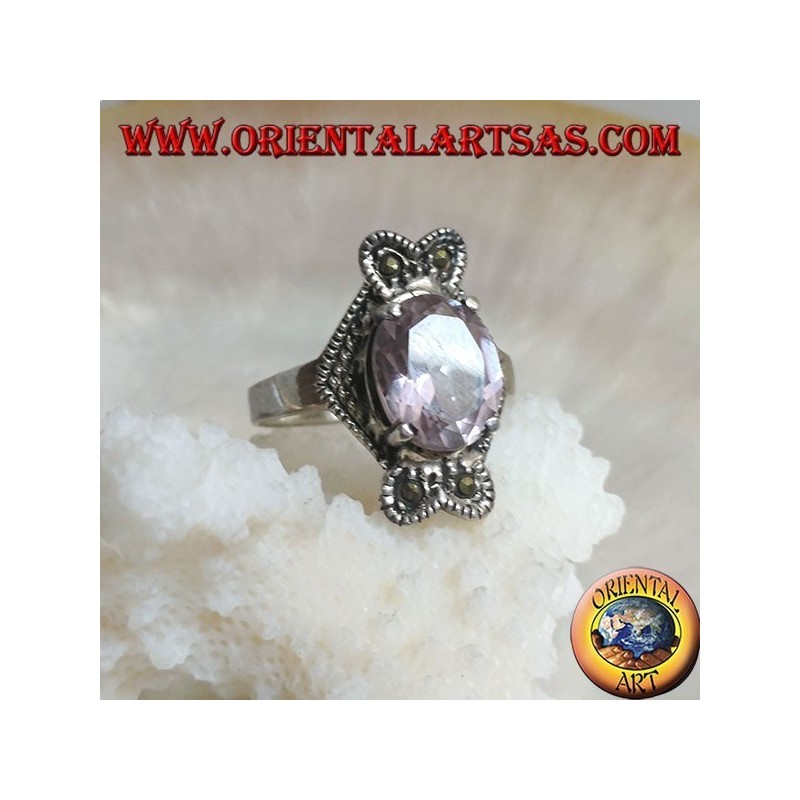 Anillo de plata con amatista natural ovalada en una montura con marcasita de arco romboidal vertical