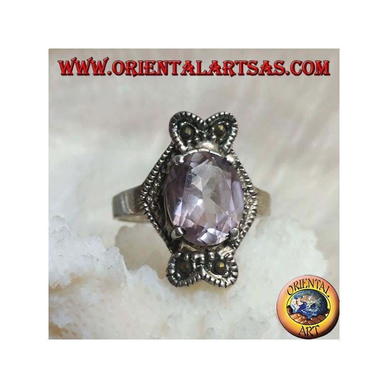 Bague en argent avec améthyste naturelle ovale sur monture avec arc rhomboïde vertical marcassite
