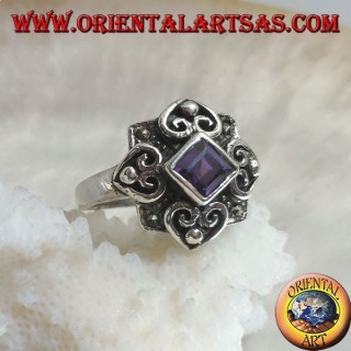 Anillo de plata con amatista cuadrada romboidal natural en un marco con marcasita y cuatro corazones