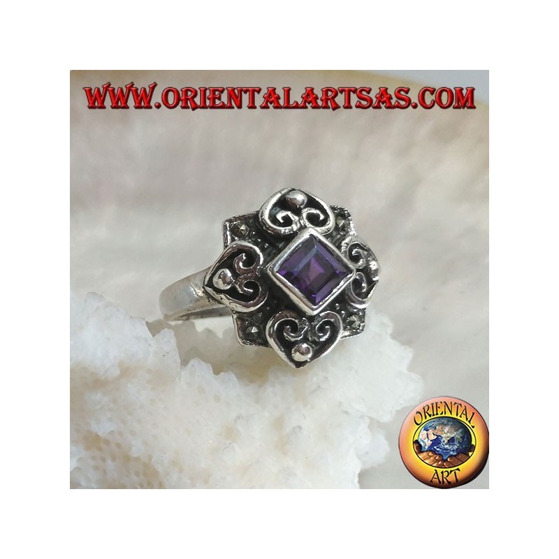 Anillo de plata con amatista cuadrada romboidal natural en un marco con marcasita y cuatro corazones
