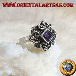 Silberring mit rhomboidem quadratischem natürlichem Amethyst auf einem Rahmen mit Markasit und vier Herzen
