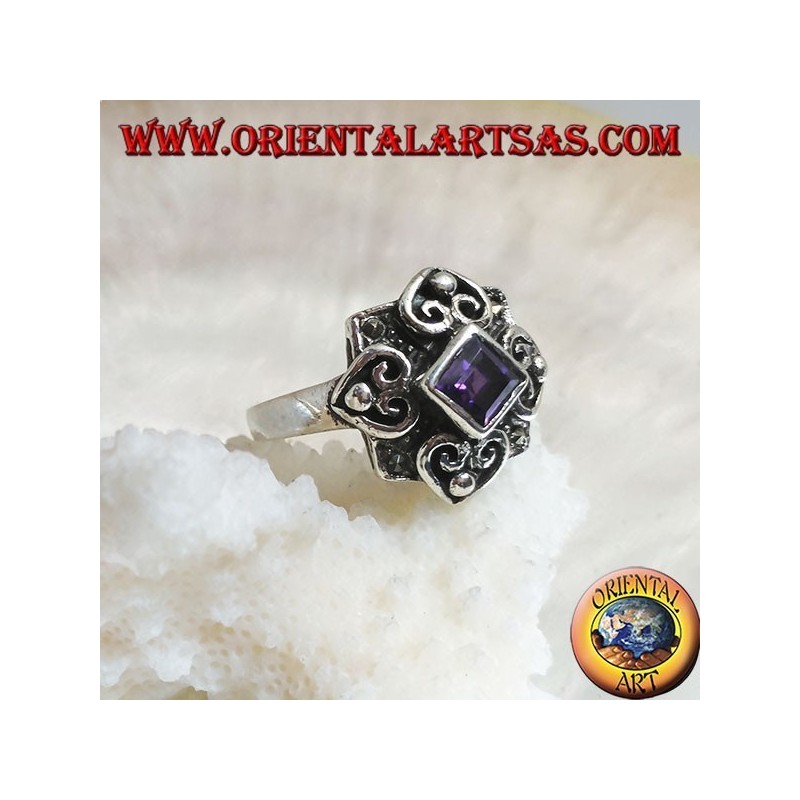 Anello in argento con ametista naturale quadrata romboidale su montatura con marcassite e quattro cuori