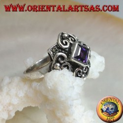 Silberring mit rhomboidem quadratischem natürlichem Amethyst auf einem Rahmen mit Markasit und vier Herzen