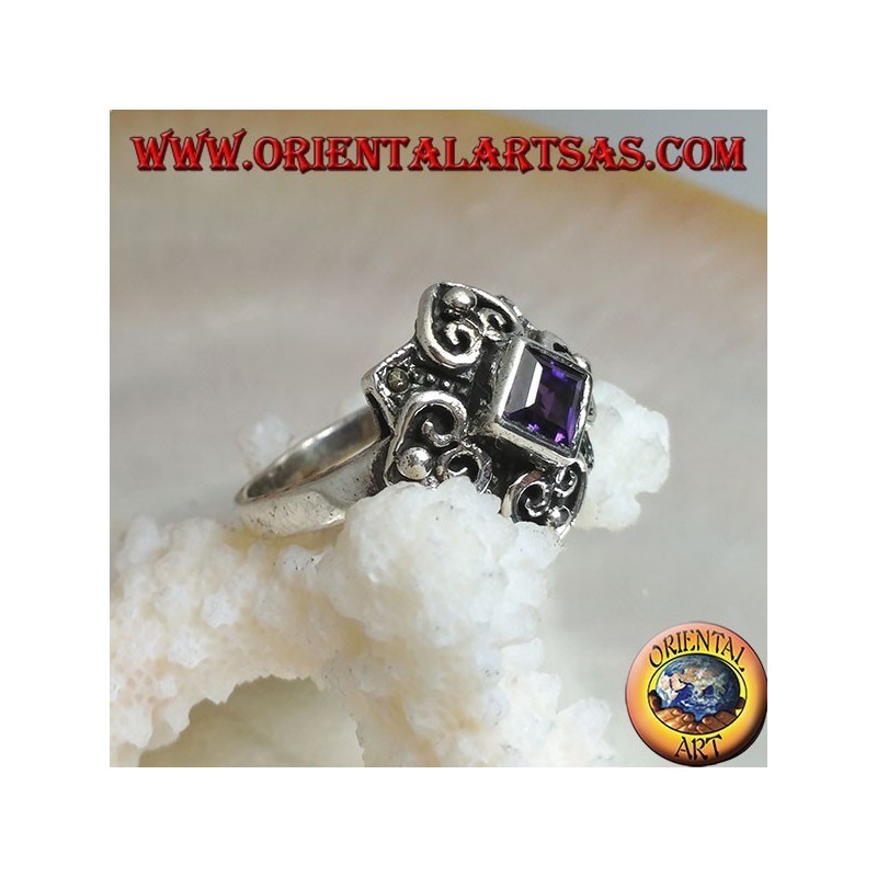 Silberring mit rhomboidem quadratischem natürlichem Amethyst auf einem Rahmen mit Markasit und vier Herzen